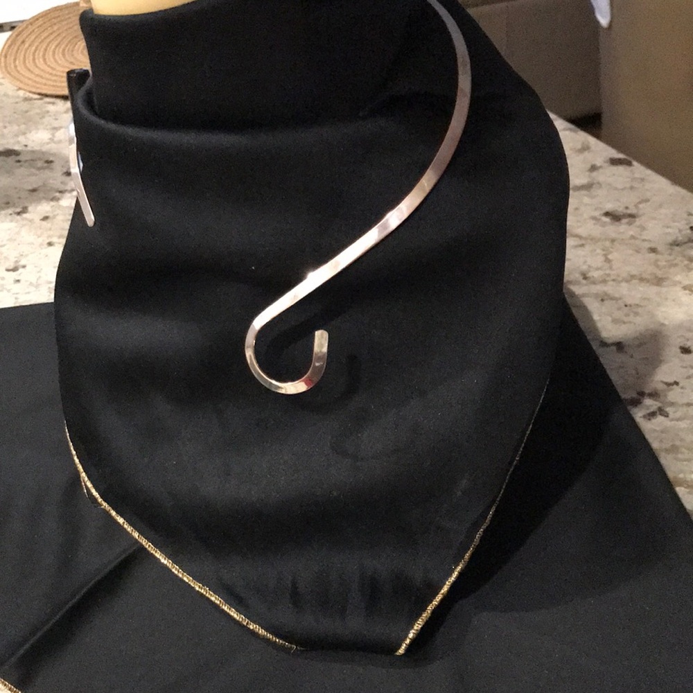 Simple Curved Metal Collar Necklace in Rose Gold Tone.